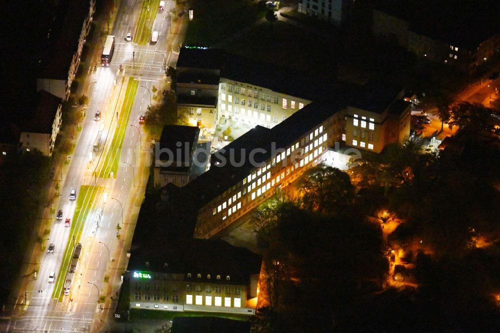 Nacht-Luftaufnahme Berlin - Nachtluftbild Mehrfamilienhaussiedlung Treskow- Höfe im Ortsteil Karlshorst in Berlin, Deutschland