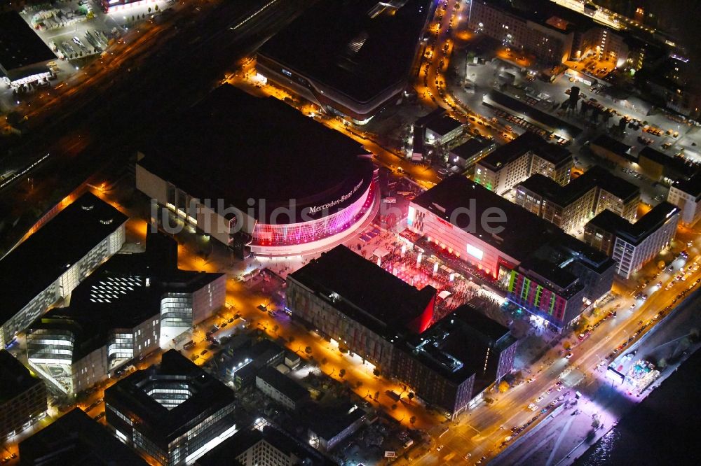 Nachtluftbild Berlin - Nachtluftbild Mercedes-Benz-Arena im Anschutz Areal im Stadtteil Friedrichshain in Berlin
