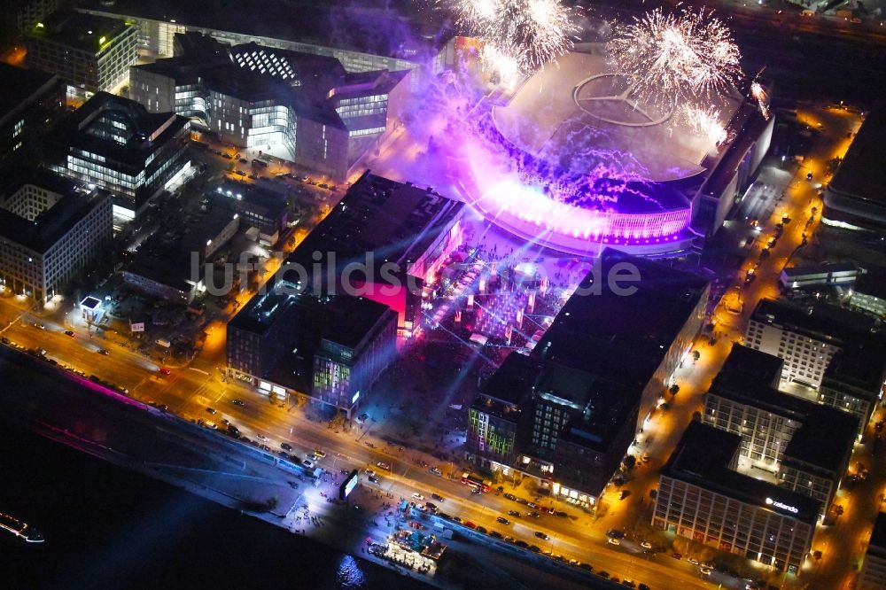 Nacht-Luftaufnahme Berlin - Nachtluftbild Mercedes-Benz-Arena im Anschutz Areal im Stadtteil Friedrichshain in Berlin