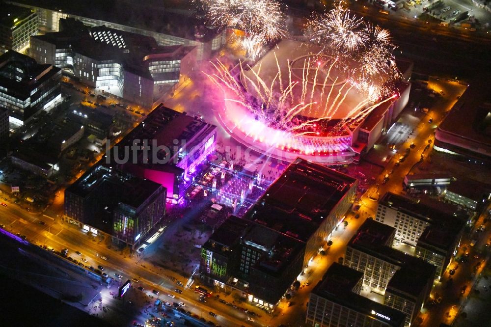 Berlin bei Nacht von oben - Nachtluftbild Mercedes-Benz-Arena im Anschutz Areal im Stadtteil Friedrichshain in Berlin