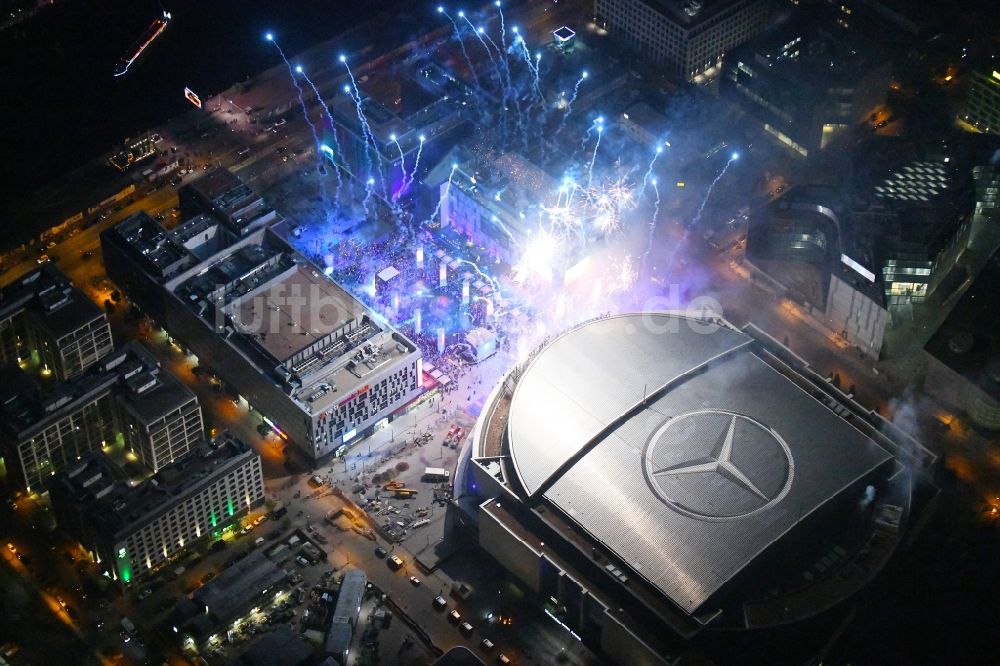 Berlin bei Nacht aus der Vogelperspektive: Nachtluftbild Mercedes-Benz-Arena im Anschutz Areal im Stadtteil Friedrichshain in Berlin
