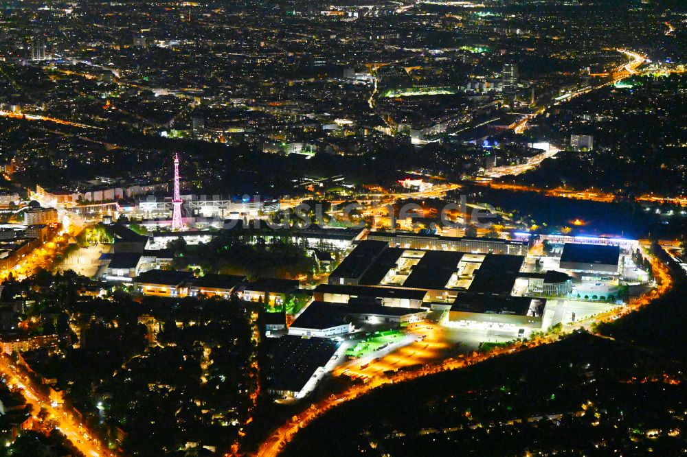 Nachtluftbild Berlin - Nachtluftbild Messehallen am Funkturm - Messedamm - Kongreßzentrum ICC - Autobahnkreuz Stadtautobahn der BAB A100 - BAB A115 in Charlottenburg in Berlin, Deutschland