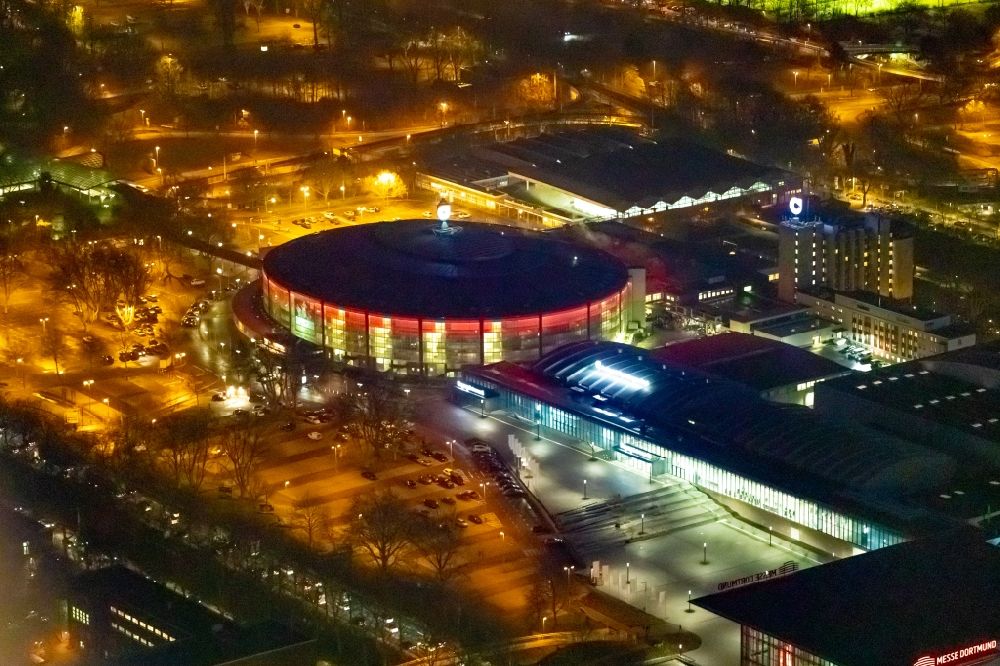 Nacht-Luftaufnahme Dortmund - Nachtluftbild Messevorplatzes der Messe Dortmund an den Westfalenhallen Dortmund am Rheinlanddamm in Dortmund im Bundesland Nordrhein-Westfalen