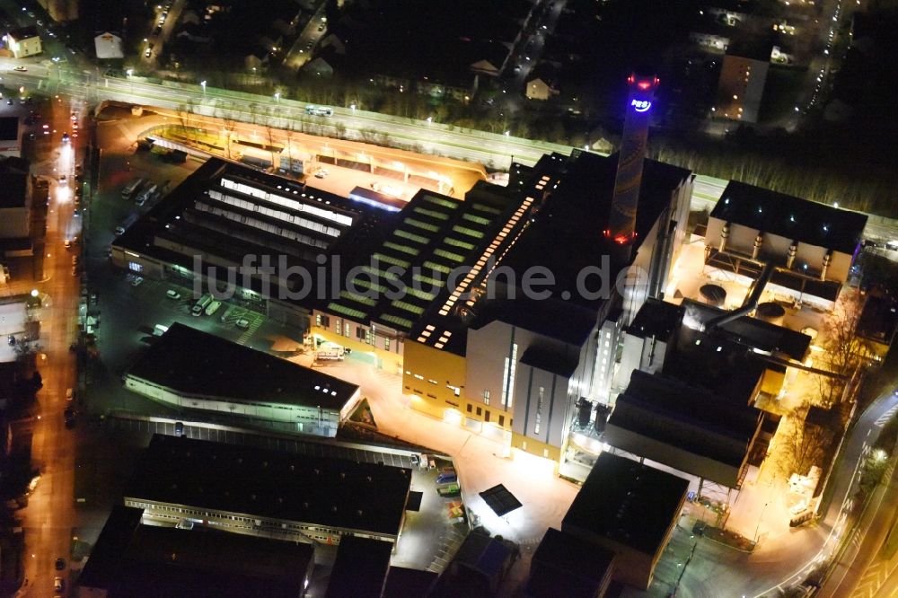 Frankfurt am Main bei Nacht aus der Vogelperspektive: Nachtluftbild MHKW - Müllheizkraftwerk Frankfurt am Main im Bundesland Hessen
