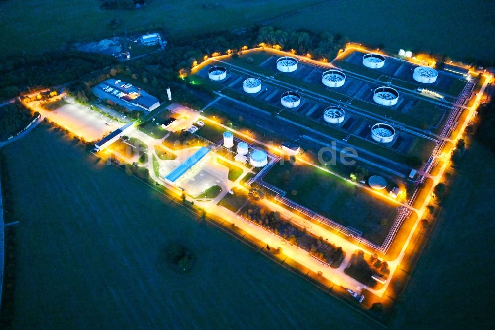 Nacht-Luftaufnahme Seefeld-Löhme - Nachtluftbild Mineralöl - Hochtanklager für Benzin und Diesel- Kraftstoffe in Seefeld im Bundesland Brandenburg