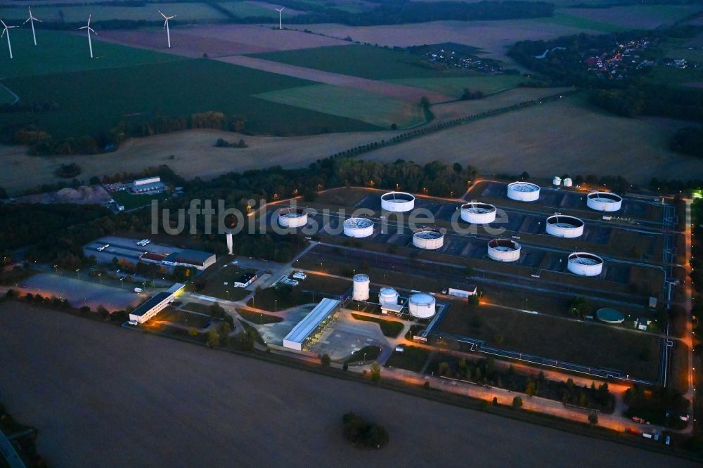 Seefeld-Löhme bei Nacht von oben - Nachtluftbild Mineralöl - Hochtanklager für Benzin und Diesel- Kraftstoffe in Seefeld im Bundesland Brandenburg