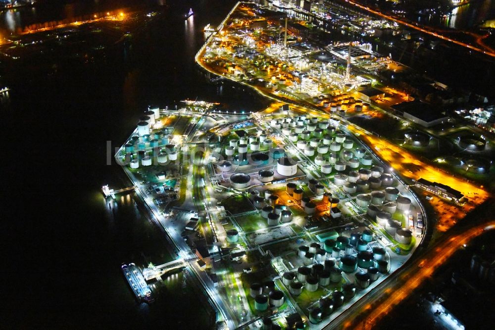 Hamburg bei Nacht aus der Vogelperspektive: Nachtluftbild Mineralöl - Hochtanklager am Ölhafen in Hamburg, Deutschland