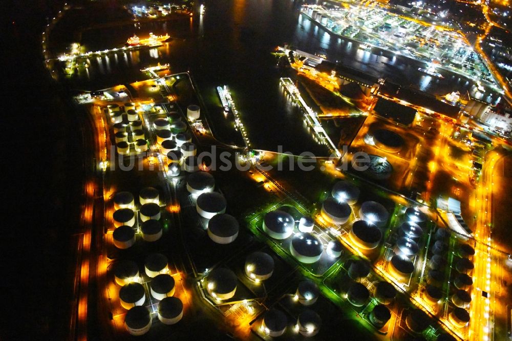 Nacht-Luftaufnahme Hamburg - Nachtluftbild Mineralöl - Hochtanklager im Ortsteil Wilhelmsburg in Hamburg, Deutschland