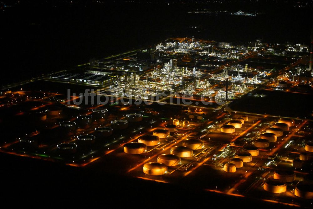Nachtluftbild Leuna - Nachtluftbild Mineralöl - Hochtanklager der TOTAL Raffinerie Mitteldeutschland in Leuna im Bundesland Sachsen-Anhalt, Deutschland