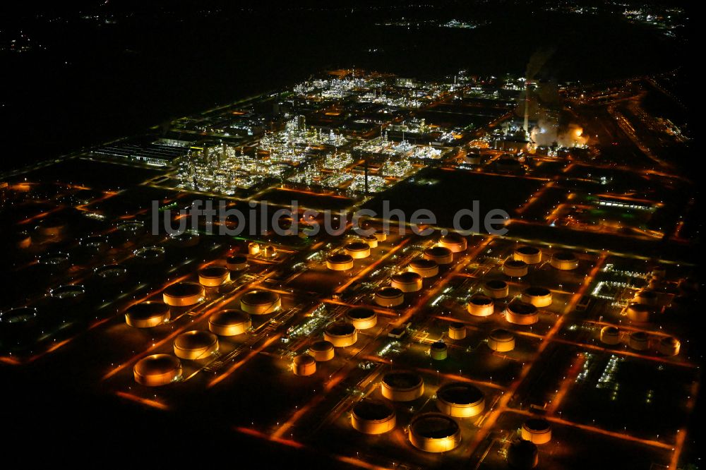 Nachtluftbild Leuna - Nachtluftbild Mineralöl - Hochtanklager der TOTAL Raffinerie Mitteldeutschland in Leuna im Bundesland Sachsen-Anhalt, Deutschland