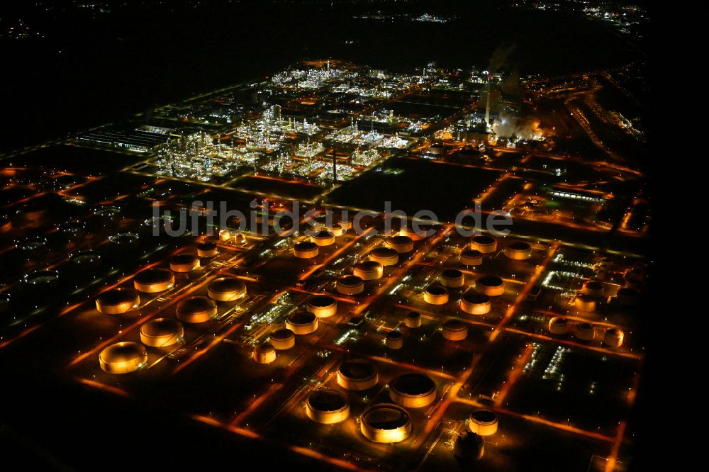 Nacht-Luftaufnahme Leuna - Nachtluftbild Mineralöl - Hochtanklager der TOTAL Raffinerie Mitteldeutschland in Leuna im Bundesland Sachsen-Anhalt, Deutschland