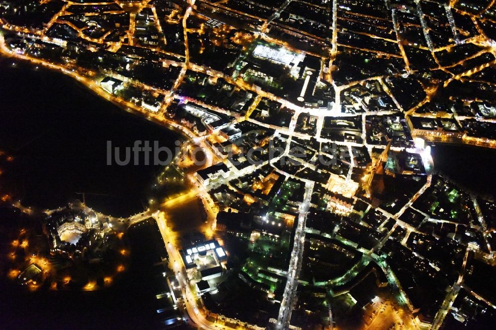 Schwerin bei Nacht von oben - Nachtluftbild mit Stadtansicht des Innenstadtbereiches von Schwerin im Bundesland Mecklenburg-Vorpommern