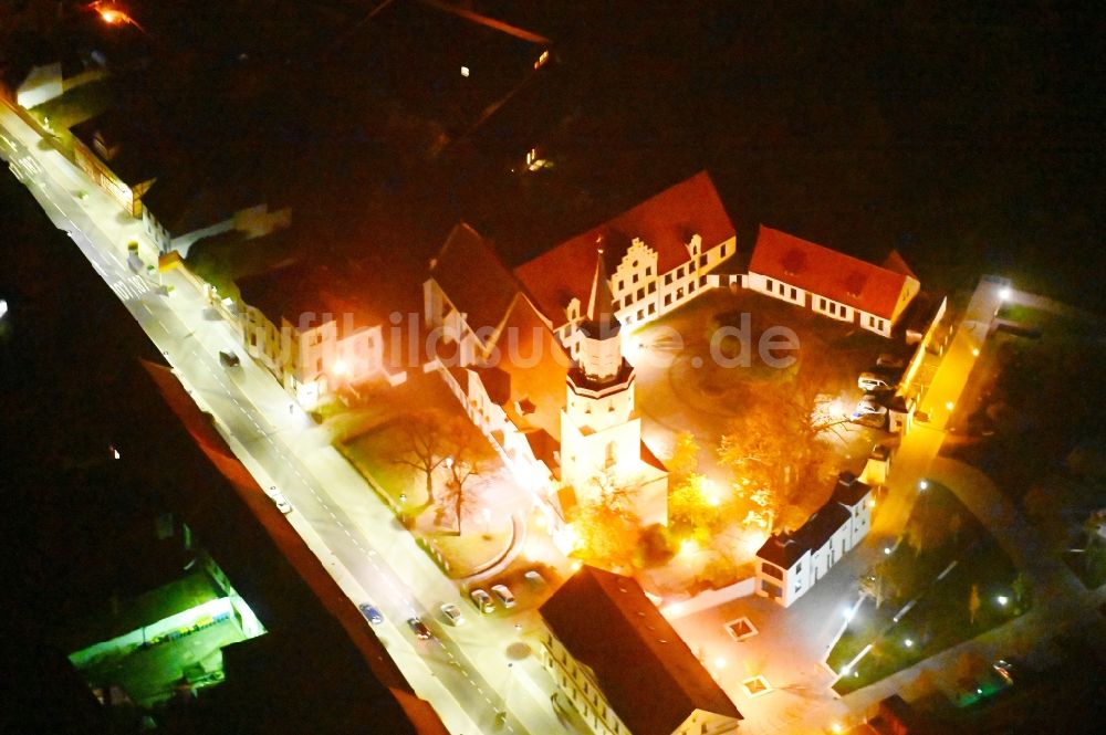 Nacht-Luftaufnahme Coswig (Anhalt) - Nachtluftbild Museums- Gebäude- Ensemble Klosterhof in Coswig (Anhalt) im Bundesland Sachsen-Anhalt, Deutschland