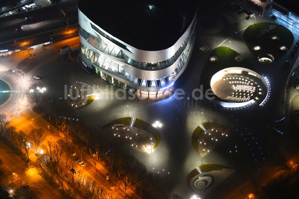 Stuttgart bei Nacht aus der Vogelperspektive: Nachtluftbild Museums- Gebäude- Ensemble Mercedes-Benz Museum in Untertürkheim in Stuttgart im Bundesland Baden-Württemberg, Deutschland