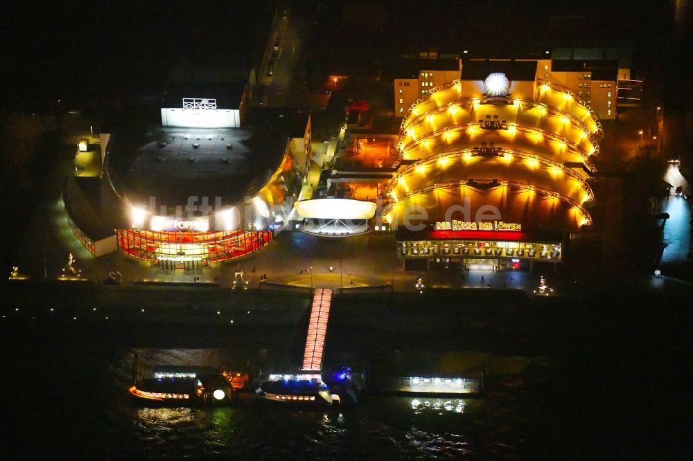 Hamburg bei Nacht von oben - Nachtluftbild Musicaltheater von Stage Entertainment am Ufer der Elbe in Steinwerder in Hamburg