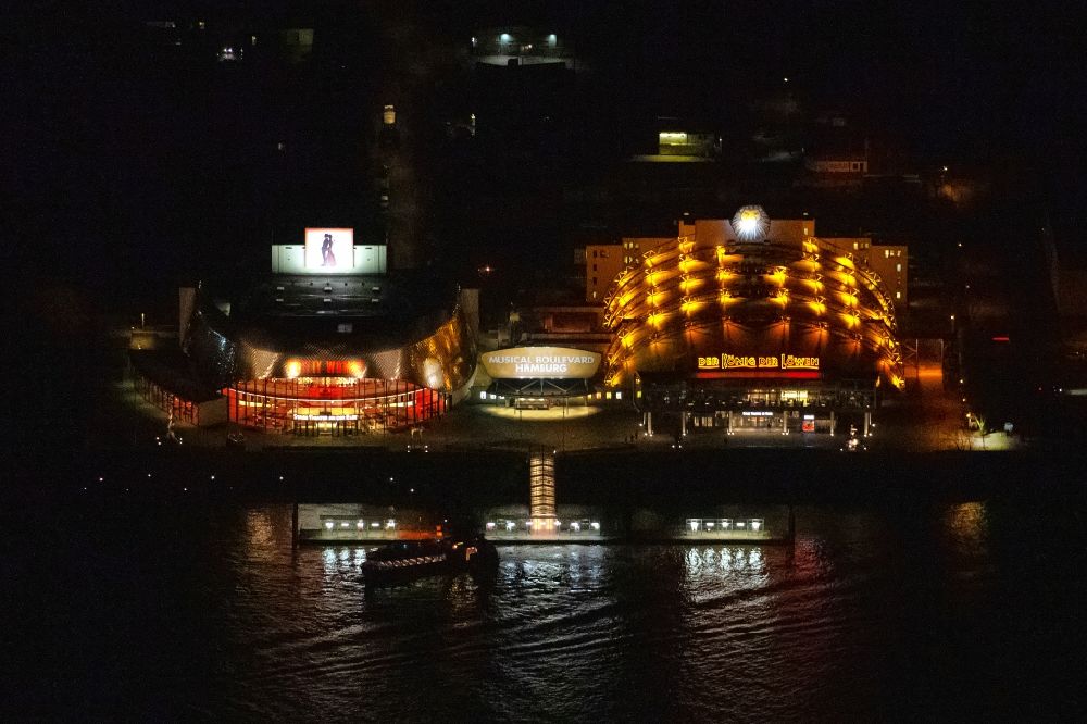 Hamburg bei Nacht aus der Vogelperspektive: Nachtluftbild Musicaltheater von Stage Entertainment am Ufer der Elbe in Steinwerder in Hamburg