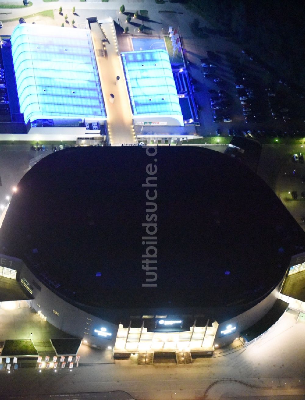 Hamburg bei Nacht von oben - Nacht- Beleuchtung der Barclaycard Arena (vormals O2 World Hamburg, Color Line Arena), eine Multifunktionsarena für sportliche und kulturelle Veranstaltungen in Hamburg