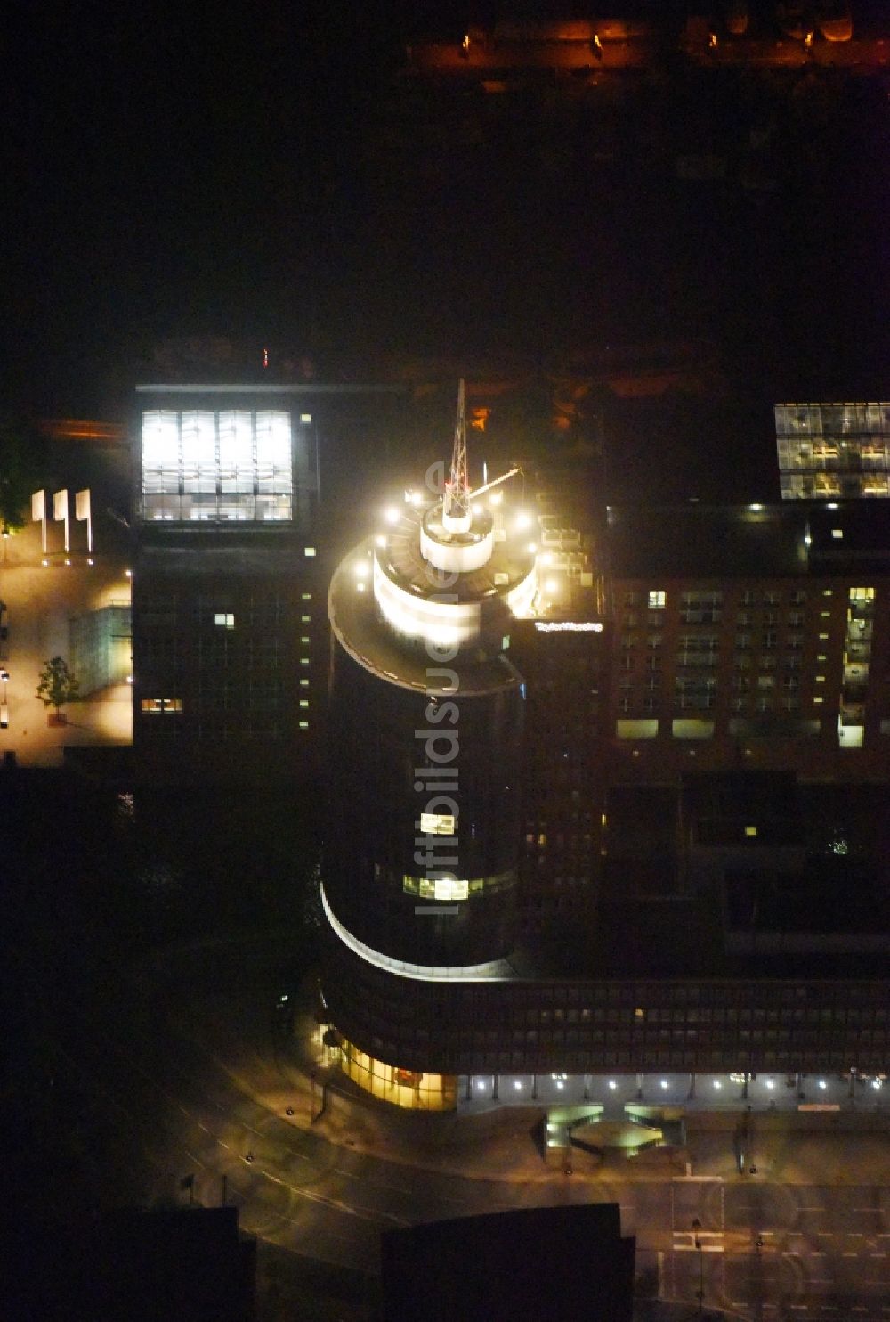 Hamburg bei Nacht von oben - Nacht- Beleuchtung Bürogebäude- Hochhaus Hanseatic Trade Center in der Speicherstadt der Hafen City in Hamburg