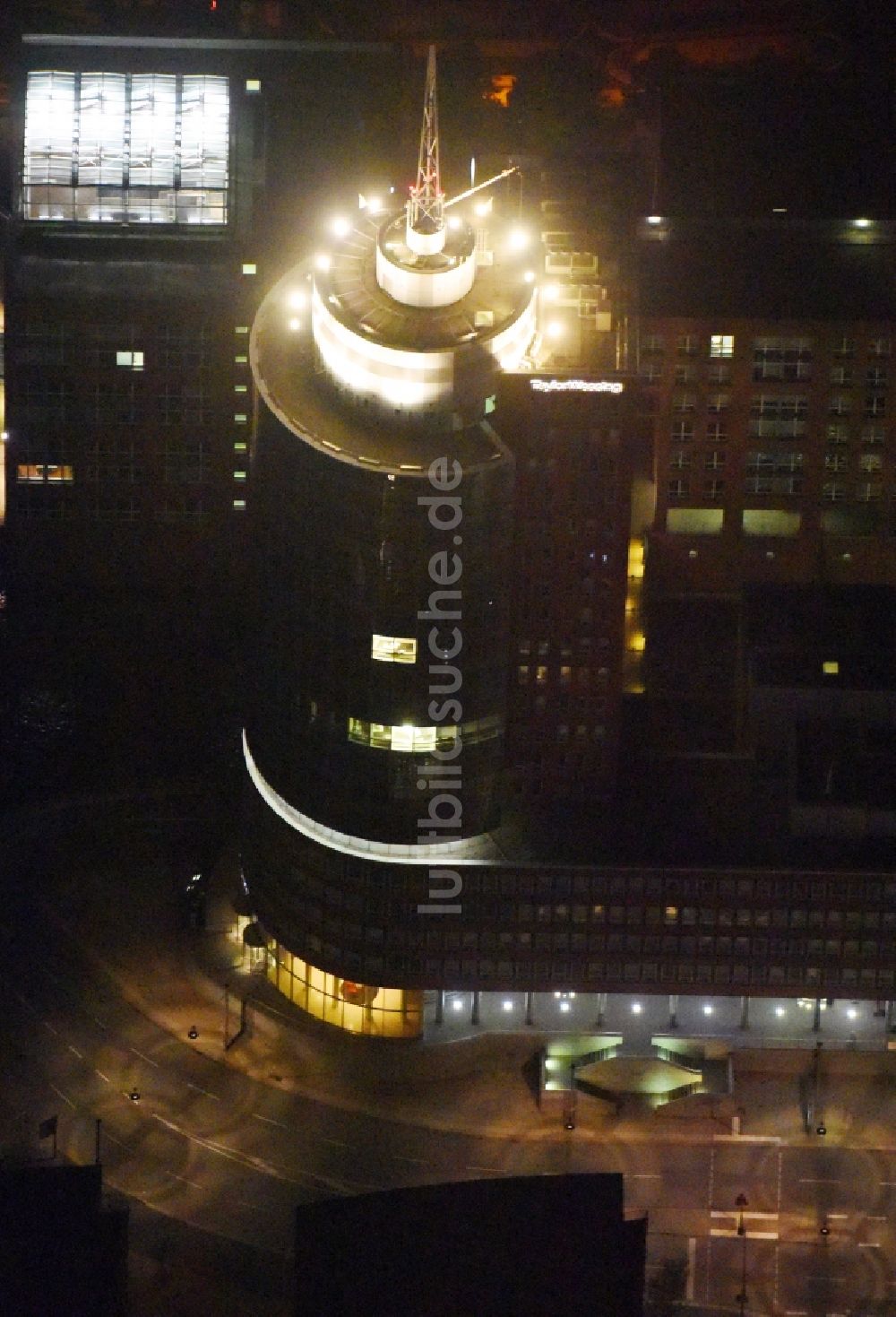 Hamburg bei Nacht aus der Vogelperspektive: Nacht- Beleuchtung Bürogebäude- Hochhaus Hanseatic Trade Center in der Speicherstadt der Hafen City in Hamburg