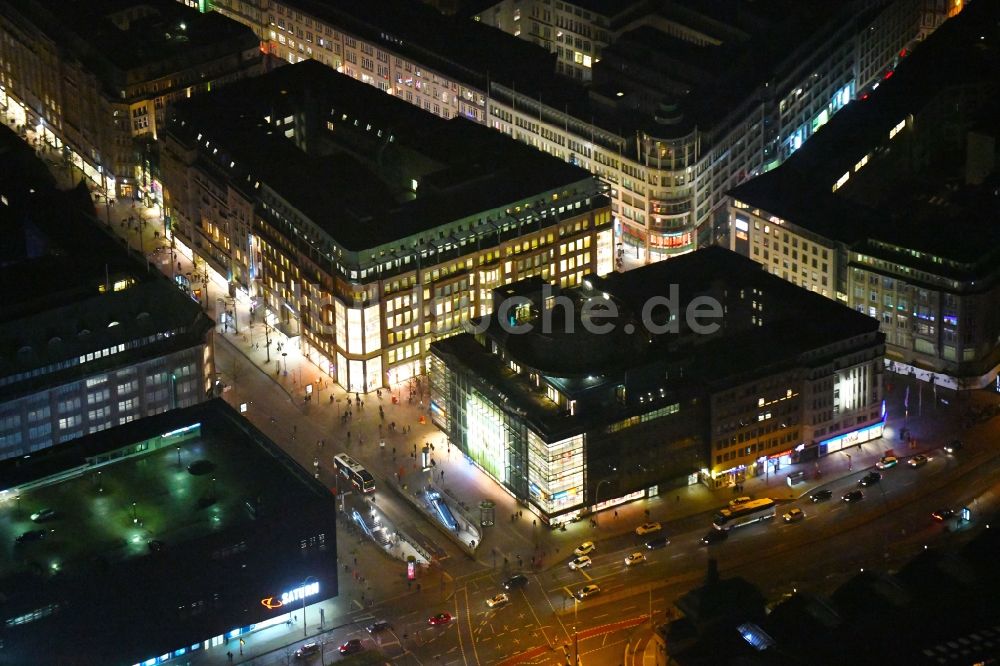 Hamburg bei Nacht aus der Vogelperspektive: Nacht- Beleuchtung vom Gebäude des Einkaufszentrums in der Mönckebergstraße und der Straße Steintorwall in Hamburg