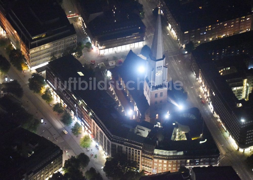 Hamburg bei Nacht aus der Vogelperspektive: Nacht- Beleuchtung am Kirchengebäude der Hauptkirche St. Jacobi am Jakobikirchhof in Hamburg