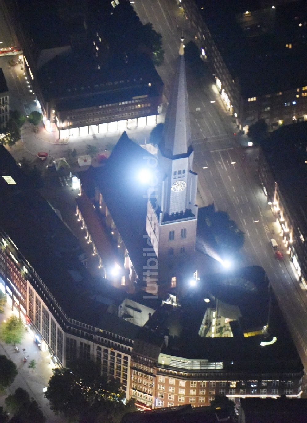 Nachtluftbild Hamburg - Nacht- Beleuchtung am Kirchengebäude der Hauptkirche St. Jacobi am Jakobikirchhof in Hamburg