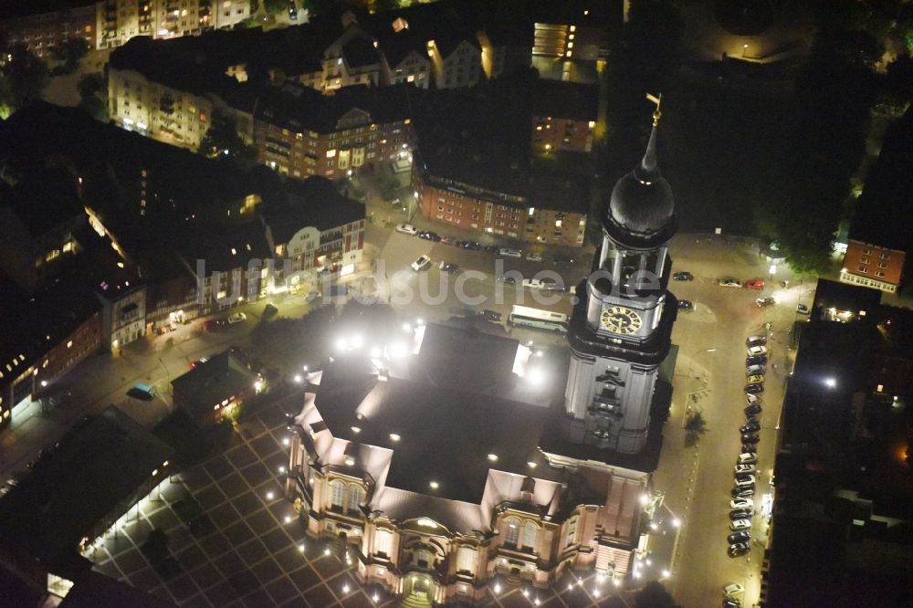 Nacht-Luftaufnahme Hamburg - Nacht- Beleuchtung am Kirchengebäude der Hauptkirche St. Michaelis an der Englische Planke in Hamburg