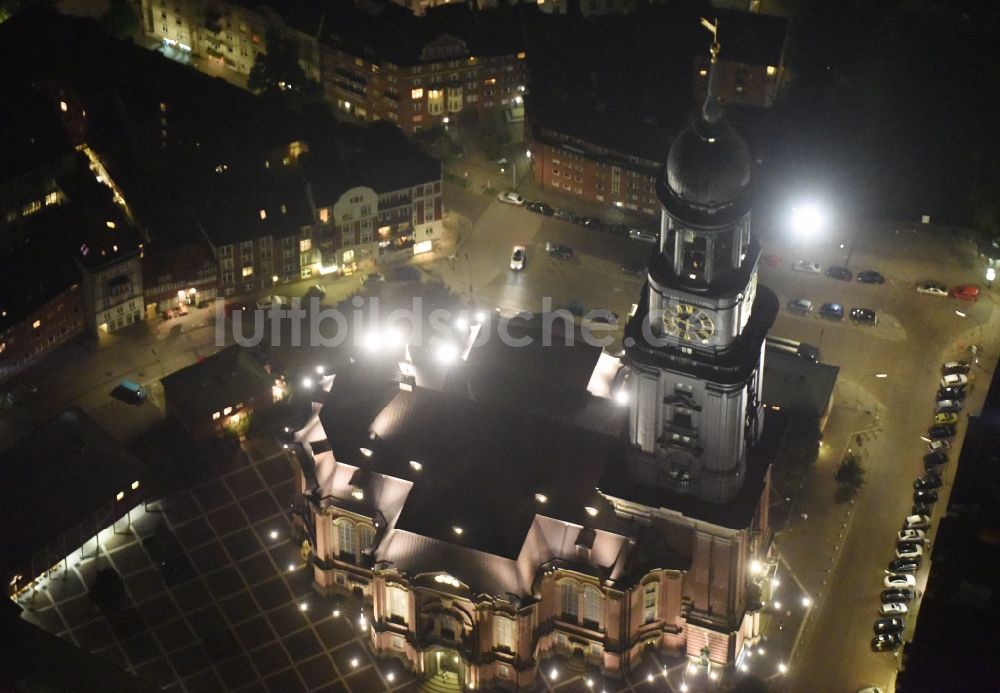 Hamburg bei Nacht von oben - Nacht- Beleuchtung am Kirchengebäude der Hauptkirche St. Michaelis an der Englische Planke in Hamburg
