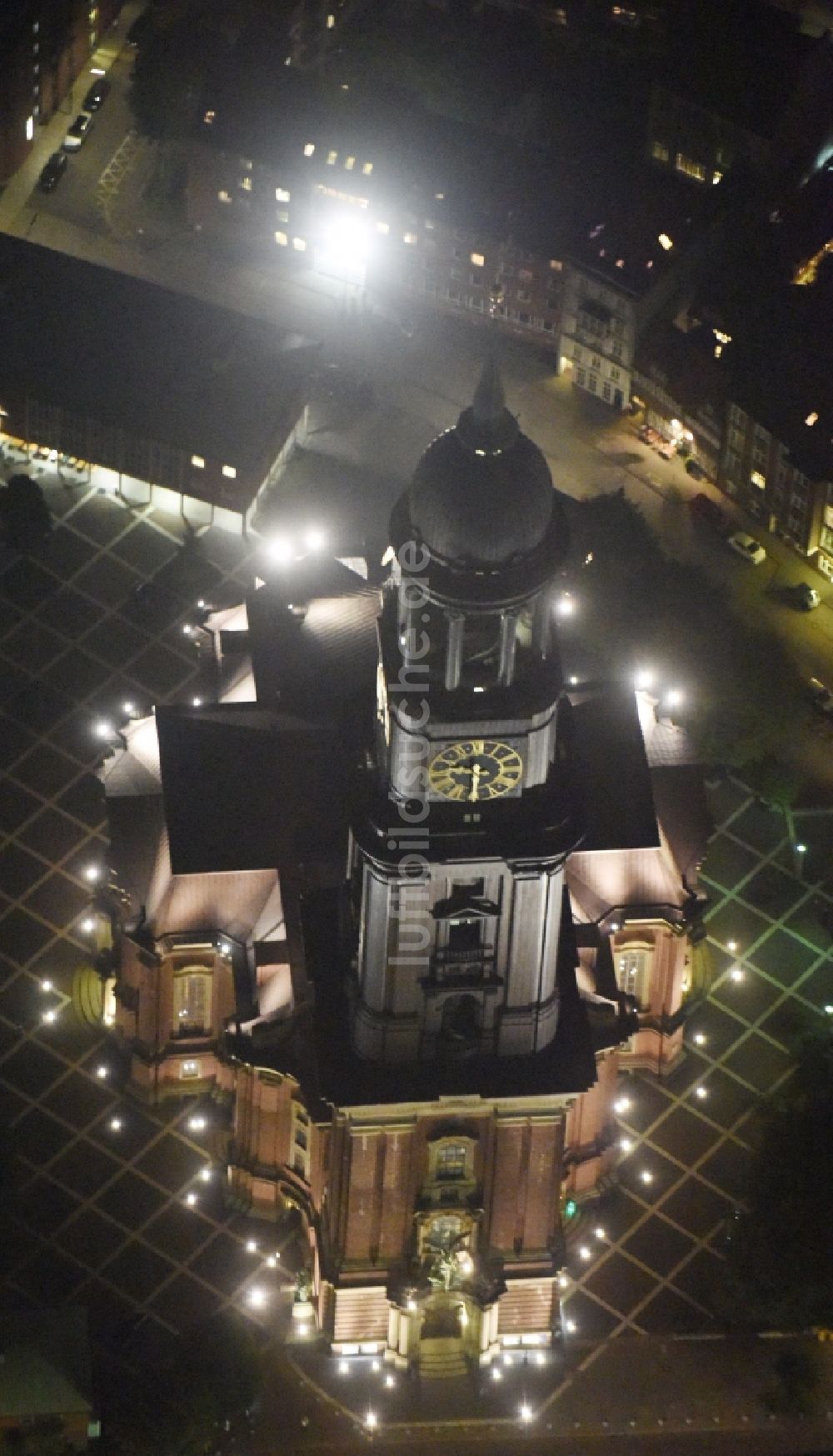 Nachtluftbild Hamburg - Nacht- Beleuchtung am Kirchengebäude der Hauptkirche St. Michaelis an der Englische Planke in Hamburg