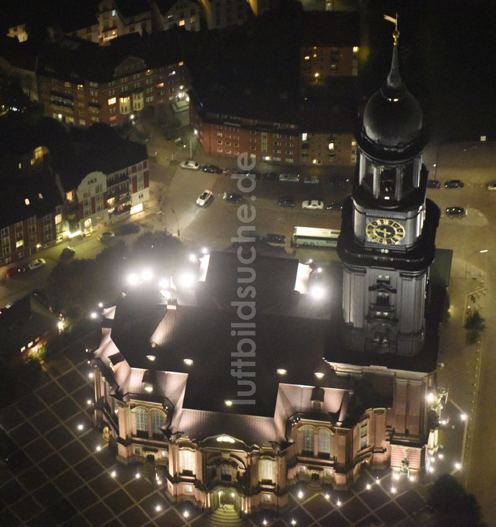 Nacht-Luftaufnahme Hamburg - Nacht- Beleuchtung am Kirchengebäude der Hauptkirche St. Michaelis an der Englische Planke in Hamburg