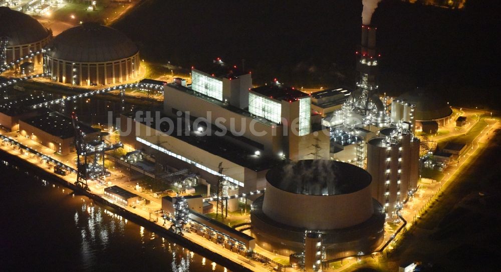Hamburg bei Nacht aus der Vogelperspektive: Nacht- Beleuchtung der Kohle- Kraftwerksanlagen des Vattenfall Kraftwerks Moorburg in Hamburg
