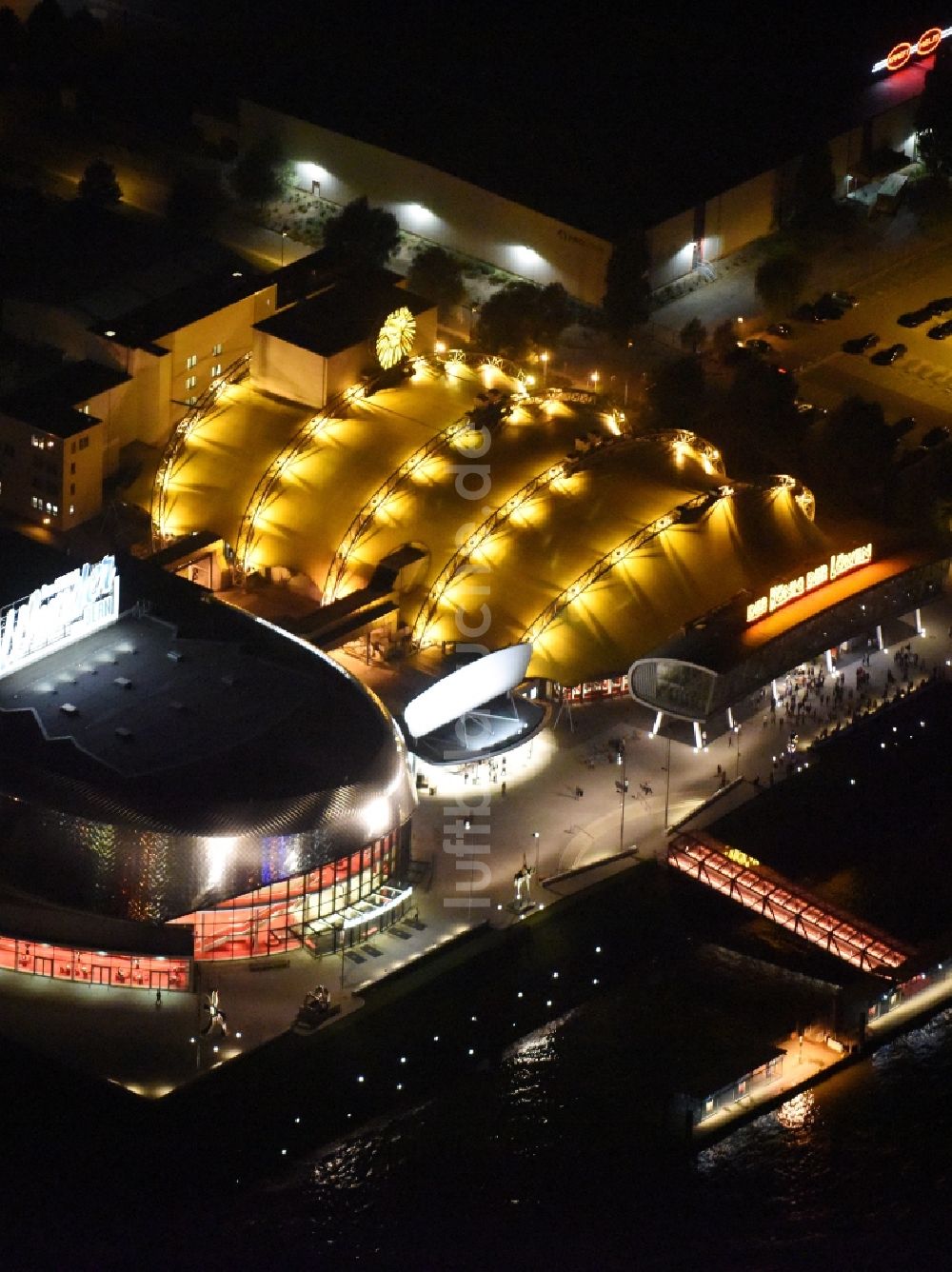 Hamburg bei Nacht aus der Vogelperspektive: Nacht- Beleuchtung am Musicaltheater von Stage Entertainment am Ufer der Elbe in Steinwerder in Hamburg