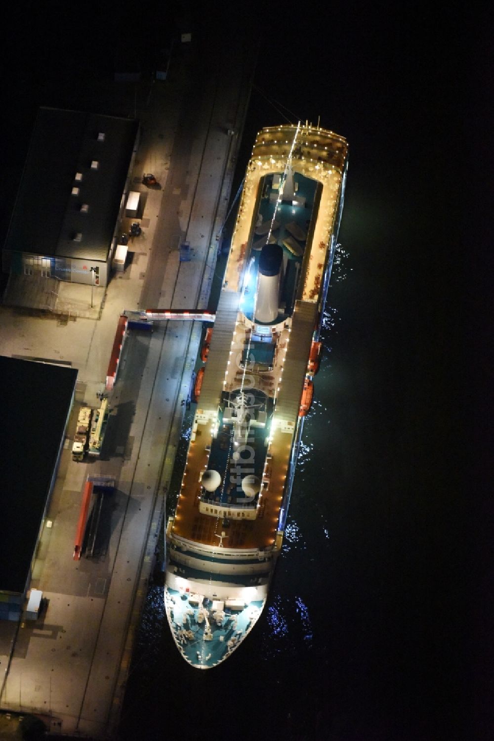 Nachtluftbild Hamburg - Nacht- Beleuchtung des Passagier- und Fahrgastschiff MS World Odyssey - ehemals MS Deutschland am Kai des Hamburg Cruise Center HafenCity Großer Grasbrook in Hamburg