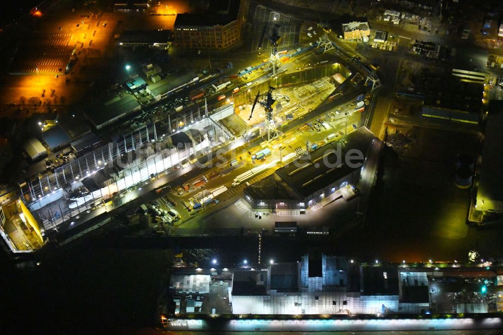 Nacht-Luftaufnahme Hamburg - Nacht- Beleuchtung des Trockendock mit Luxus- Yacht „Eclipse“ auf dem Blohm und Voss Dock Elbe in Hamburg