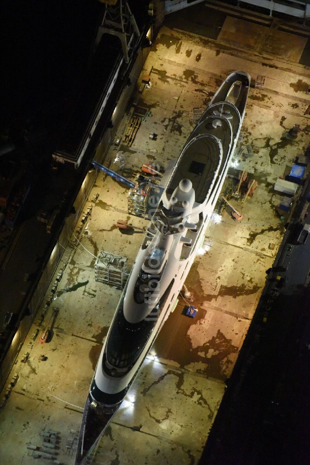 Hamburg bei Nacht aus der Vogelperspektive: Nacht- Beleuchtung des Trockendock mit Luxus- Yacht „Yas“ eines Scheichs auf dem Blohm und Voss Dock Elbe in Hamburg