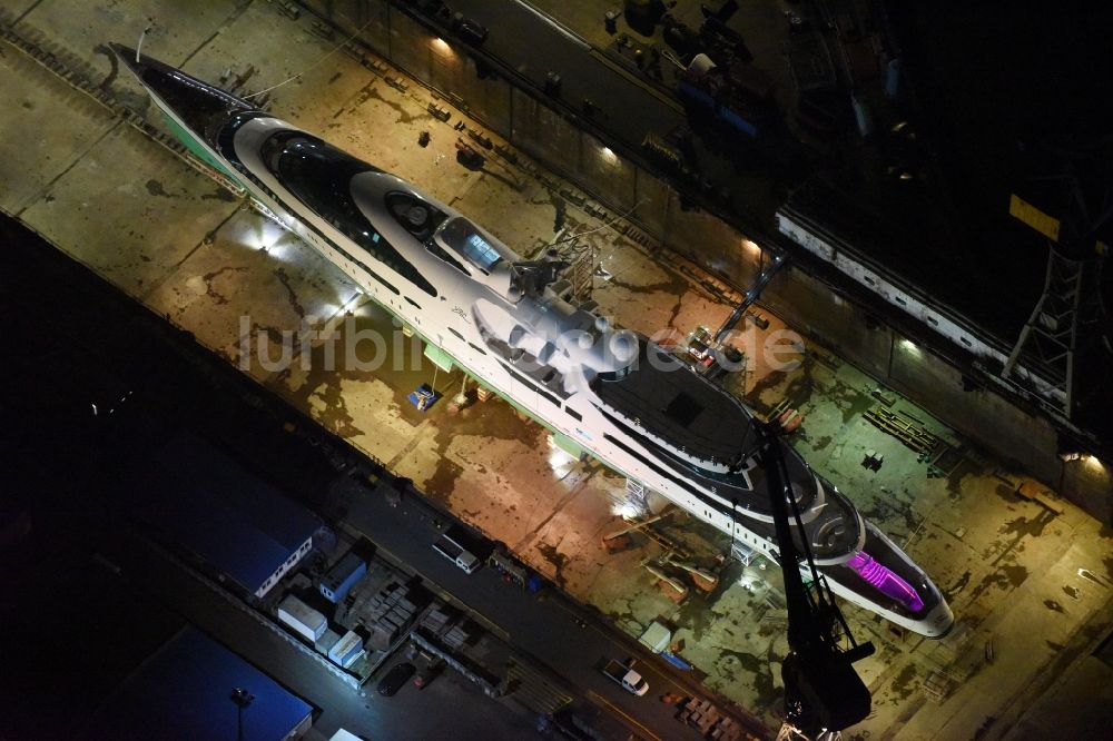 Nacht-Luftaufnahme Hamburg - Nacht- Beleuchtung des Trockendock mit Luxus- Yacht „Yas“ eines Scheichs auf dem Blohm und Voss Dock Elbe in Hamburg