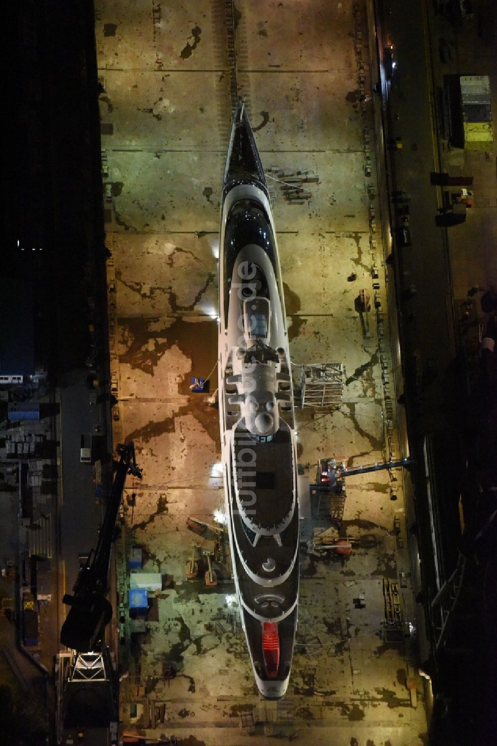 Hamburg bei Nacht aus der Vogelperspektive: Nacht- Beleuchtung des Trockendock mit Luxus- Yacht „Yas“ eines Scheichs auf dem Blohm und Voss Dock Elbe in Hamburg