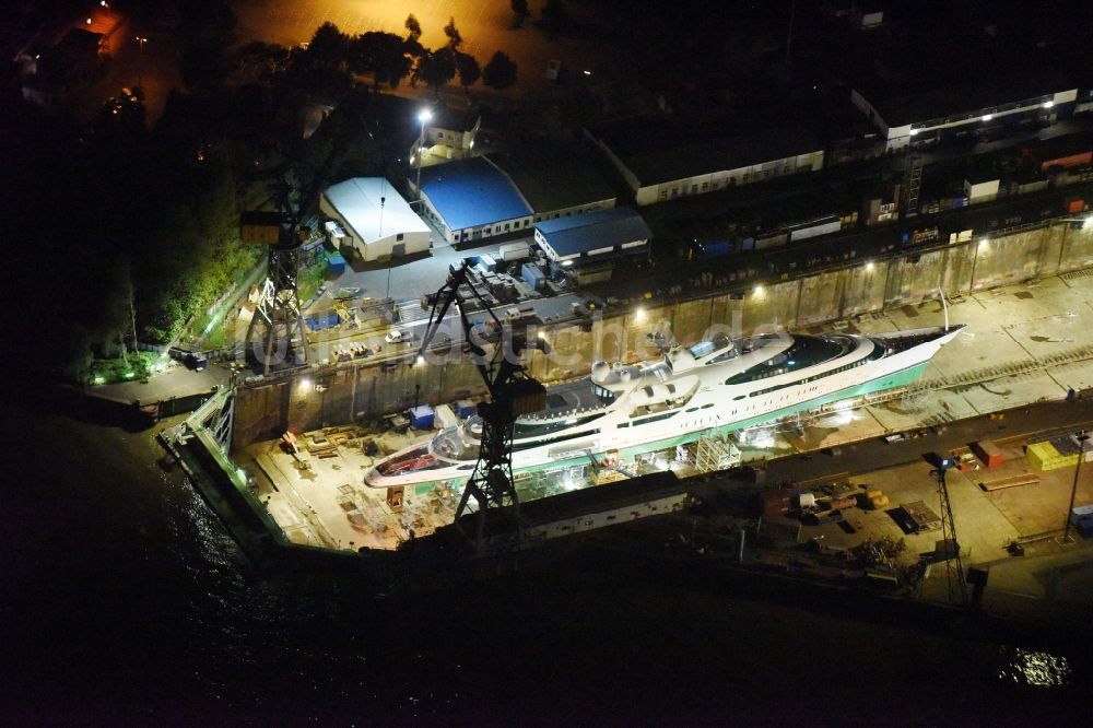 Nachtluftbild Hamburg - Nacht- Beleuchtung des Trockendock mit Luxus- Yacht „Yas“ eines Scheichs auf dem Blohm und Voss Dock Elbe in Hamburg