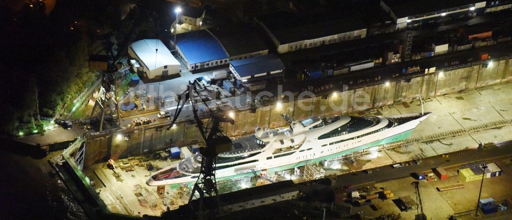 Nacht-Luftaufnahme Hamburg - Nacht- Beleuchtung des Trockendock mit Luxus- Yacht „Yas“ eines Scheichs auf dem Blohm und Voss Dock Elbe in Hamburg