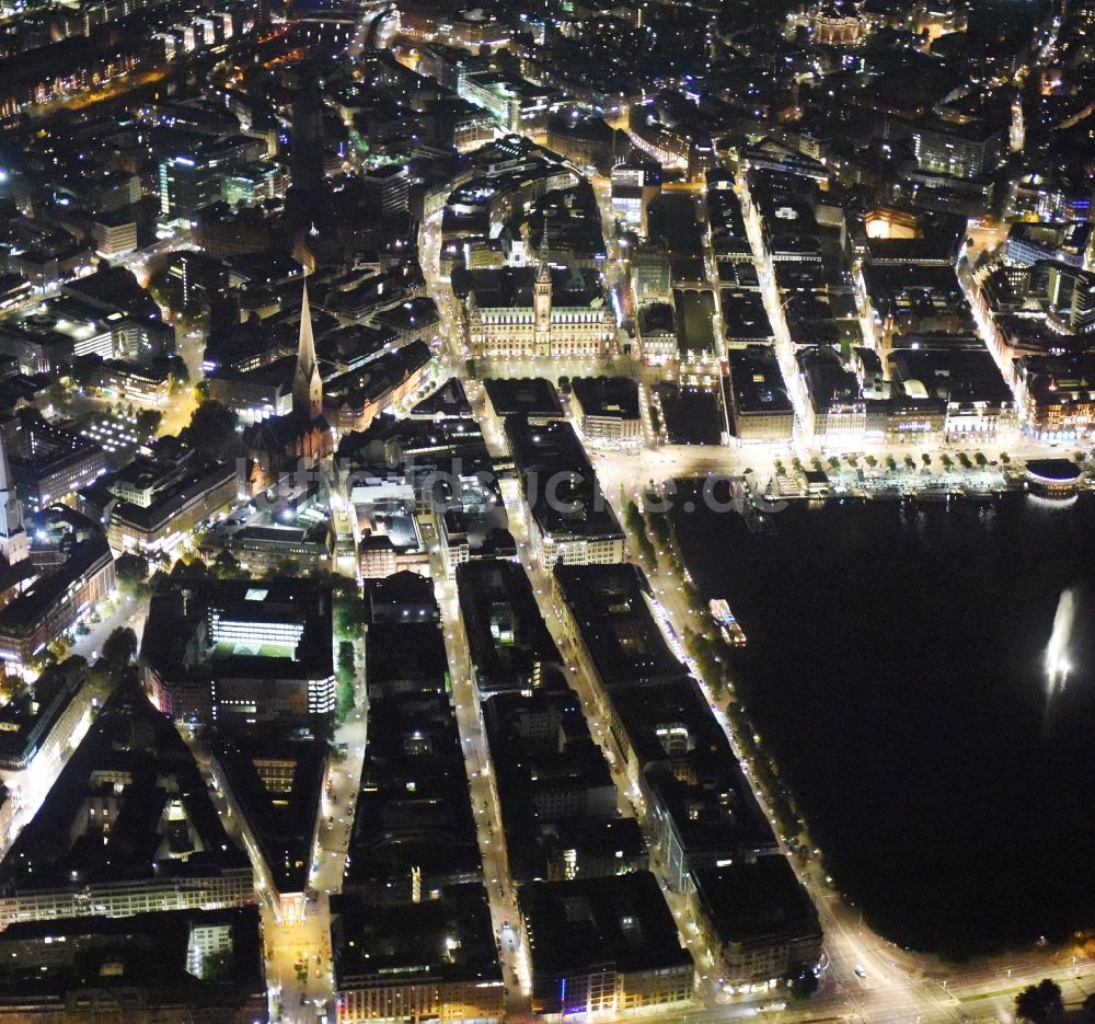 Hamburg bei Nacht von oben - Nacht- Beleuchtung der Uferbereiche des Sees Binnenalster im Stadtzentrum in Hamburg