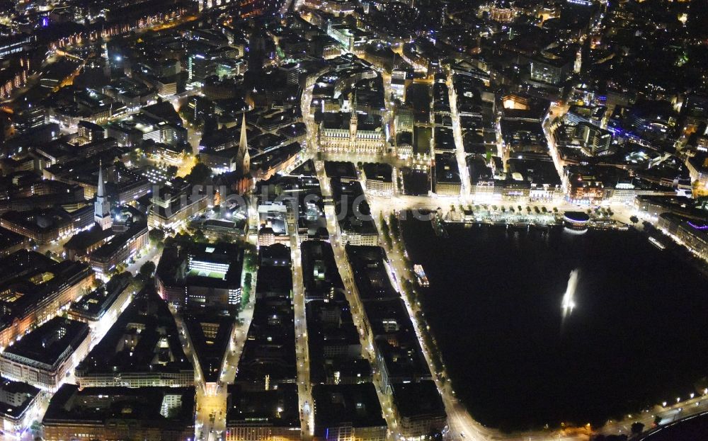 Hamburg bei Nacht aus der Vogelperspektive: Nacht- Beleuchtung der Uferbereiche des Sees Binnenalster im Stadtzentrum in Hamburg