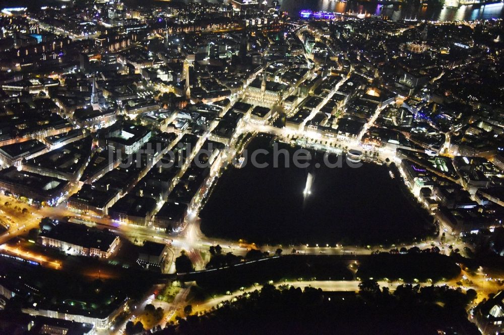 Nachtluftbild Hamburg - Nacht- Beleuchtung der Uferbereiche des Sees Binnenalster im Stadtzentrum in Hamburg