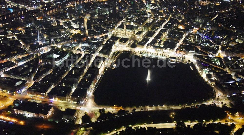 Nacht-Luftaufnahme Hamburg - Nacht- Beleuchtung der Uferbereiche des Sees Binnenalster im Stadtzentrum in Hamburg