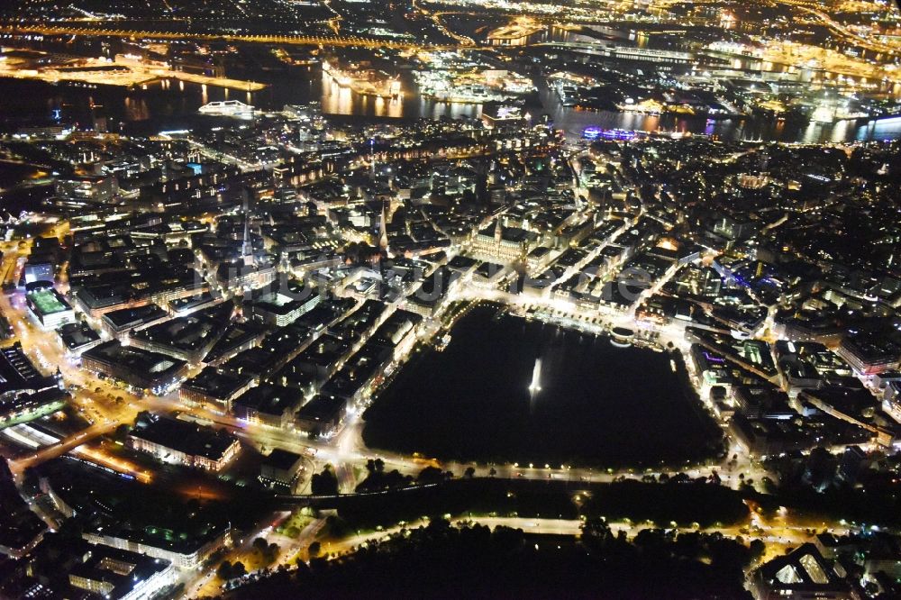 Hamburg bei Nacht aus der Vogelperspektive: Nacht- Beleuchtung der Uferbereiche des Sees Binnenalster im Stadtzentrum in Hamburg