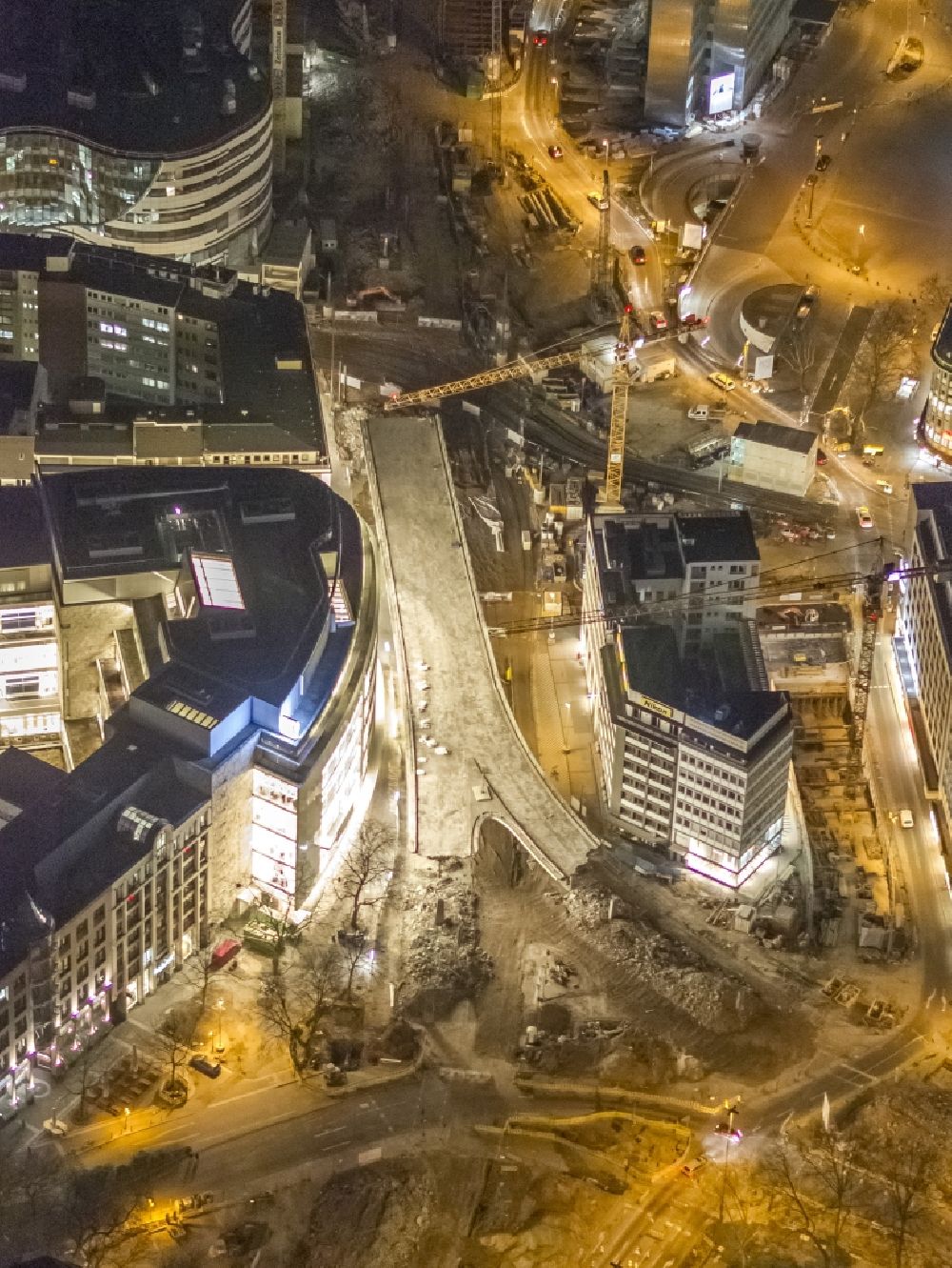 Nachtluftbild Düsseldorf - Nacht- Luftbild der Baustelle zum Abriß der alten Verkehrstangente Tausendfüßler in Innenstadt von Düsseldorf in Nordrhein-Westfalen
