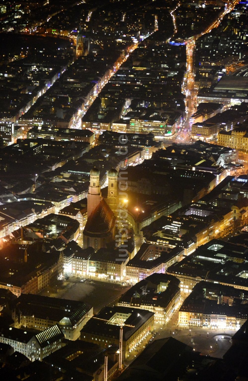 Nachtluftbild München - Nacht- Stadtansicht der Altstadt an der Frauen- Kirche am Neuen Rathaus im Zentrum der Landeshauptstadt München in Bayern
