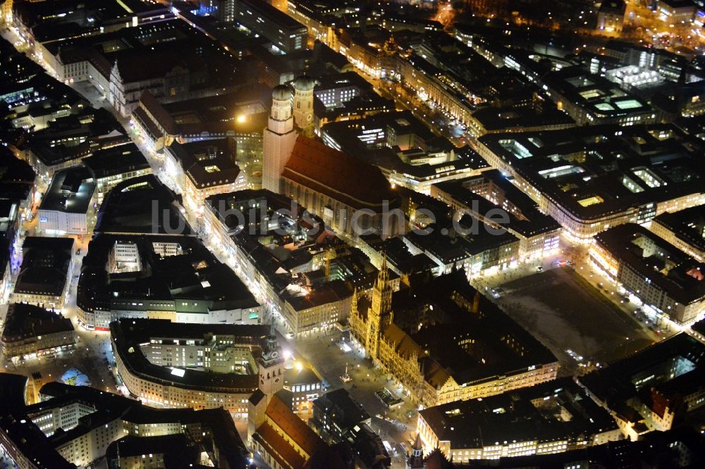 Nacht-Luftaufnahme München - Nacht- Stadtansicht der Altstadt an der Frauen- Kirche am Neuen Rathaus im Zentrum der Landeshauptstadt München in Bayern