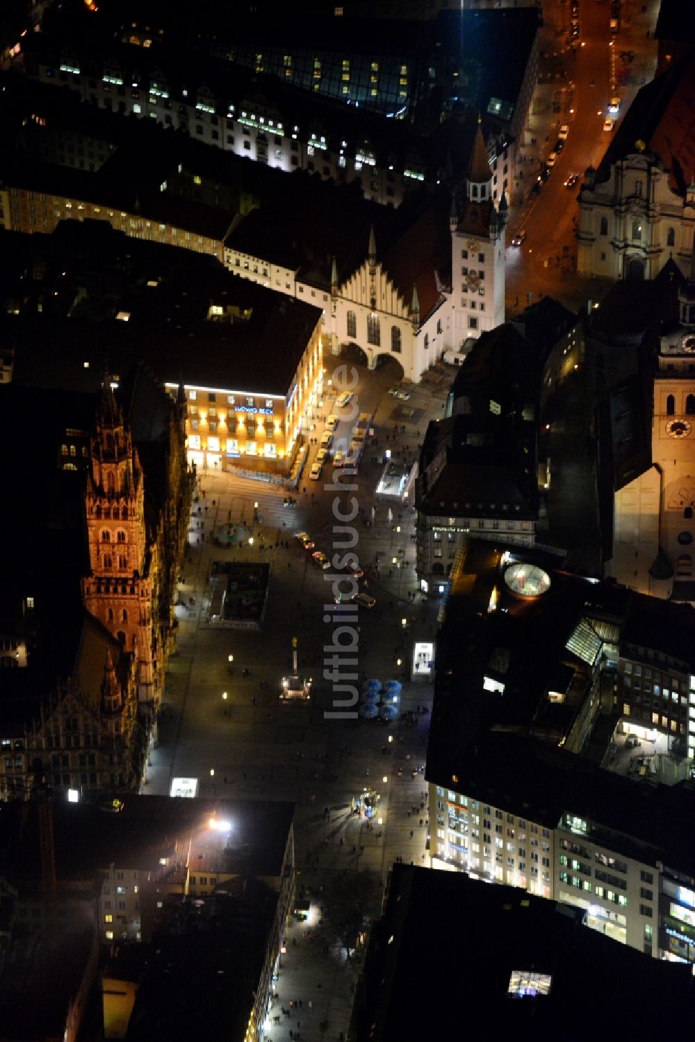 München bei Nacht von oben - Nacht- Stadtansicht der Altstadt an der Frauen- Kirche am Neuen Rathaus im Zentrum der Landeshauptstadt München in Bayern