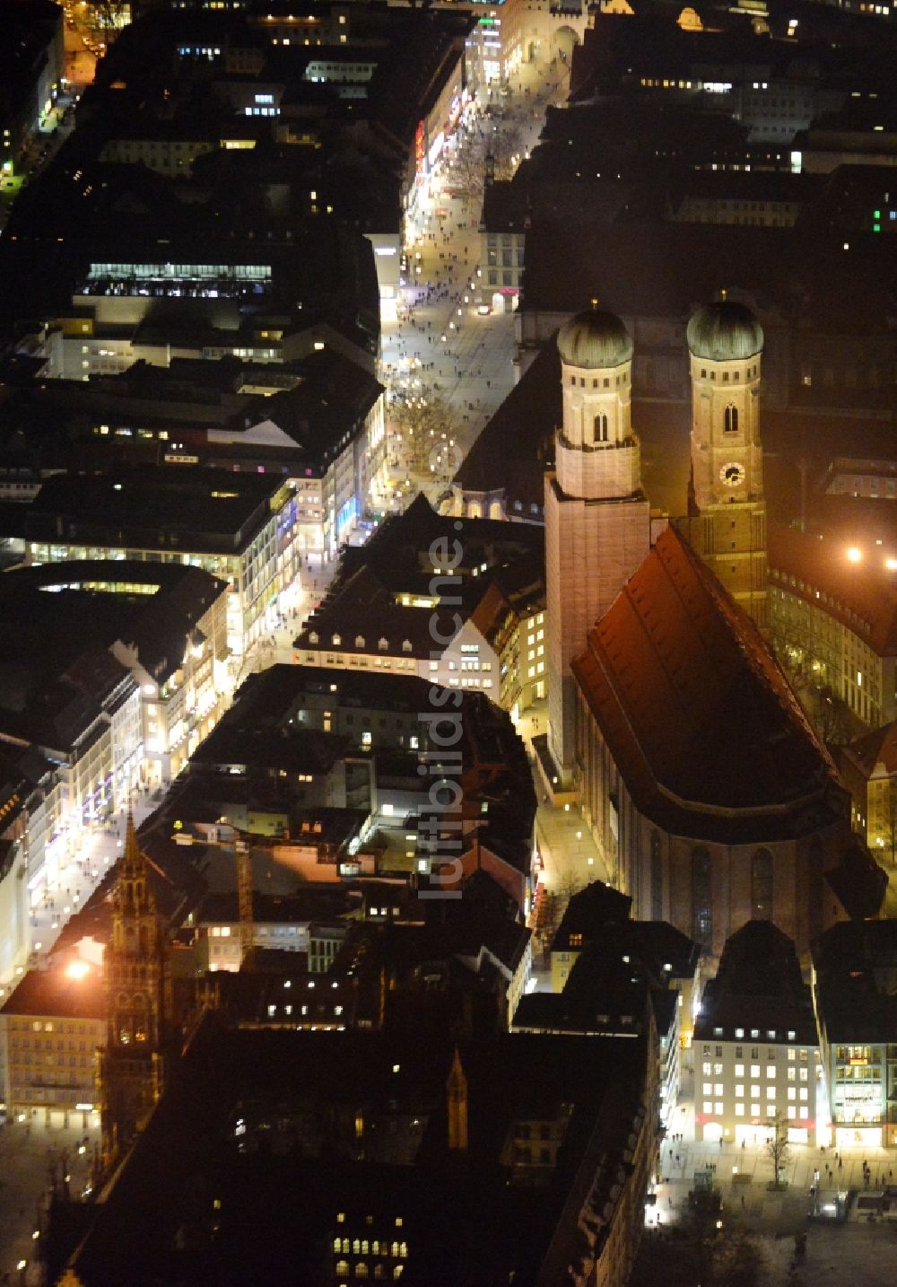 Nachtluftbild München - Nacht- Stadtansicht der Altstadt an der Frauen- Kirche am Neuen Rathaus im Zentrum der Landeshauptstadt München in Bayern