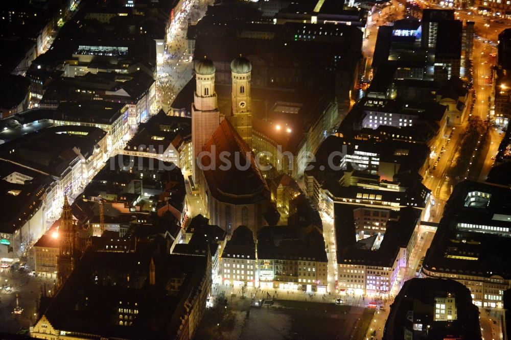 Nacht-Luftaufnahme München - Nacht- Stadtansicht der Altstadt an der Frauen- Kirche am Neuen Rathaus im Zentrum der Landeshauptstadt München in Bayern
